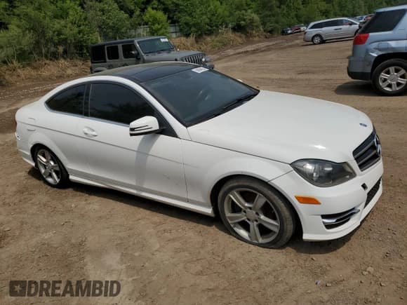 ✅ 2015 Mercedes-Benz C 250 • VIN: WDDGJ4HB4FG366249 • Лот: 59894625. Опубликован ранее на Copart с пробегом 92 439 миль. Бесплатный доступ к архиву аукционных продаж из США и подробный отчёт об истории автомобиля на DreamBid. Изображение 4.