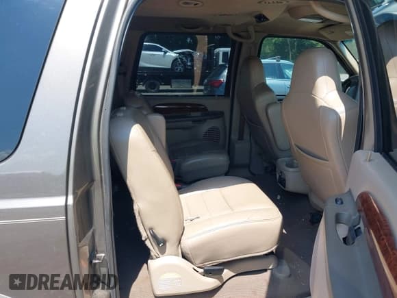 ✅ 2002 Ford Excursion Limited • VIN: 1FMNU42F22EA14602 • Lot: 42569043. Listed on IAAI with 493,017 mi. Free auction sales archive from the USA and detailed vehicle history report at DreamBid. Image 8.