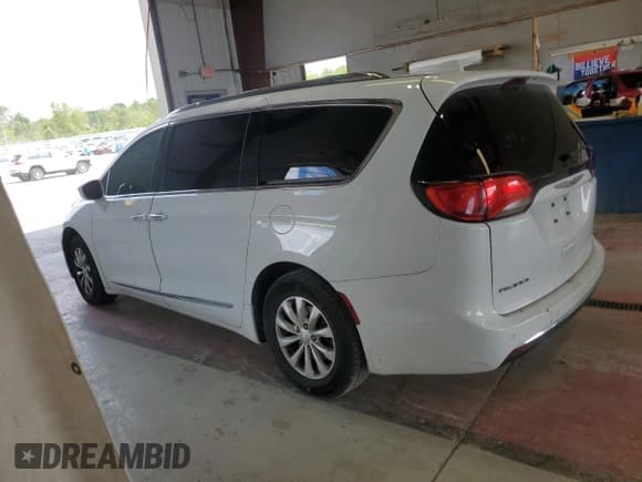 ✅ 2019 Chrysler Pacifica Touring L • VIN: 2C4RC1BG2KR626074 • Lot: 68841935. Wystawiony na Copart z przebiegiem Nie podano. Bezpłatny archiwum sprzedaży aukcyjnych z USA i szczegółowy raport historii pojazdu na DreamBid. Zdjęcie 2.