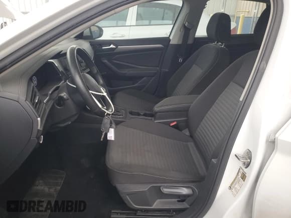 ✅ 2024 Volkswagen Jetta S • VIN: 3VW5M7BU8RM011726 • Lot: 93042455. Wystawiony na Copart z przebiegiem 49 996 mil. Bezpłatny archiwum sprzedaży aukcyjnych z USA i szczegółowy raport historii pojazdu na DreamBid. Zdjęcie 7.