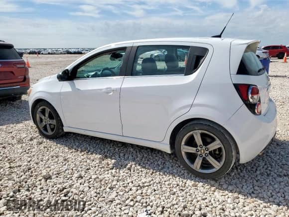 2013 Chevrolet Sonic RS z VIN 1G1JG6SB2D4197715, wystawiony jako Copart lot #67290115 z przebiegiem 110 669 mil mil oraz Szkoda całkowita • Salvage title. Historia ofert i sprzedaży dostępna na DreamBid. Obrazek 2.