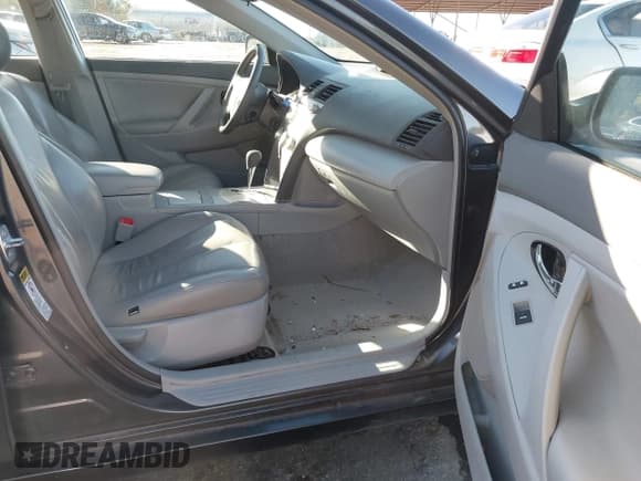 ✅ 2011 Toyota Camry LE • VIN: 4T1BF3EK3BU161825 • Lot: 43654238. Wystawiony na IAAI z przebiegiem 127 866 mil. Bezpłatny archiwum sprzedaży aukcyjnych z USA i szczegółowy raport historii pojazdu na DreamBid. Zdjęcie 5.