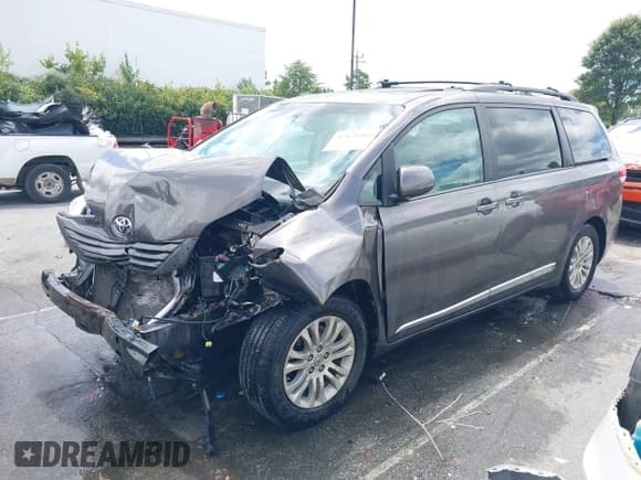 ✅ 2013 Toyota Sienna XLE AAS • VIN: 5TDYK3DC8DS357402 • Lot: 42975584. Listed on IAAI with 175,883 mi. Free auction sales archive from the USA and detailed vehicle history report at DreamBid. Image 17.