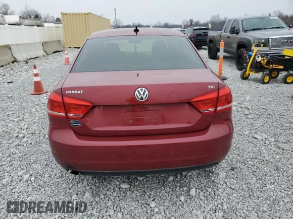 ✅ 2015 Volkswagen Passat S • VIN: 1VWAT7A31FC094746 • Lot: 93095255. Wystawiony na Copart z przebiegiem 189 455 mil. Bezpłatny archiwum sprzedaży aukcyjnych z USA i szczegółowy raport historii pojazdu na DreamBid. Zdjęcie 6.