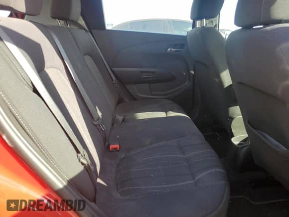 2015 Chevrolet Sonic LT z VIN 1G1JC6SH7F4112919, wystawiony jako Copart lot #71036904 z przebiegiem 79 399 mil mil oraz Szkoda całkowita • Salvage title. Historia ofert i sprzedaży dostępna na DreamBid. Obrazek 10.