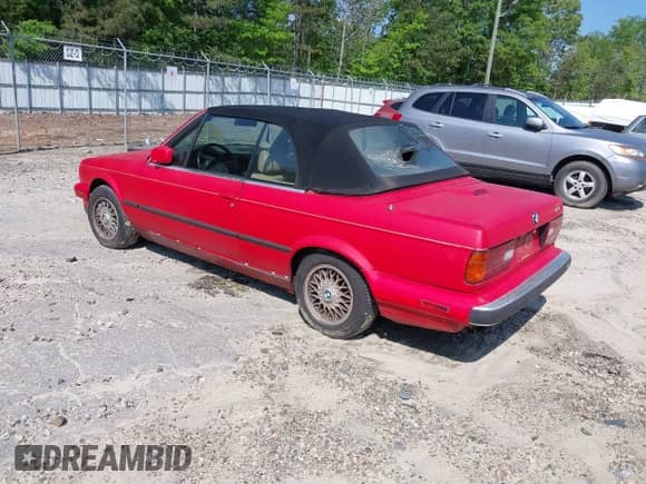 1992 BMW 3 Series z VIN WBABB2314NEC28869, wystawiony jako IAAI lot #42132873 z przebiegiem 129 436 mil mil oraz . Historia ofert i sprzedaży dostępna na DreamBid. Obrazek 3.