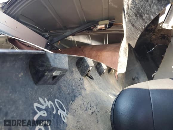 ✅ 2004 Jeep Grand Cherokee Overland • VIN: 1J8GW68J24C141811 • Lot: 68682965. Wystawiony na Copart z przebiegiem Nie podano. Bezpłatny archiwum sprzedaży aukcyjnych z USA i szczegółowy raport historii pojazdu na DreamBid. Zdjęcie 10.