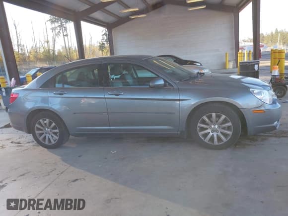 ✅ 2010 Chrysler Sebring Limited • VIN: 1C3CC5FD4AN190762 • Lot: 43442799. Wystawiony na IAAI z przebiegiem 103 618 mil. Bezpłatny archiwum sprzedaży aukcyjnych z USA i szczegółowy raport historii pojazdu na DreamBid. Zdjęcie 13.