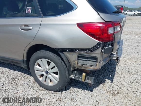 ✅ 2015 Subaru Outback Premium • VIN: 4S4BSBFC1F3328983 • Lot: 43015702. Listed on IAAI with 95,664 mi. Free auction sales archive from the USA and detailed vehicle history report at DreamBid. Image 19.