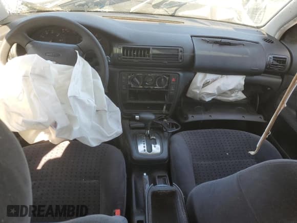 ✅ 1998 Volkswagen Passat GLS • VIN: WVWNA63B5WE377793 • Лот: 89557475. Опубликован ранее на Copart с пробегом 157 421 миль. Бесплатный доступ к архиву аукционных продаж из США и подробный отчёт об истории автомобиля на DreamBid. Изображение 8.