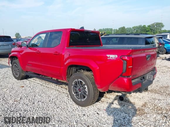 ✅ 2025 Toyota Tacoma SR • VIN: 3TYLB5JN5ST079006 • Лот: 42586963. Опубликован ранее на IAAI с пробегом 1 824 миль. Бесплатный доступ к архиву аукционных продаж из США и подробный отчёт об истории автомобиля на DreamBid. Изображение 3.