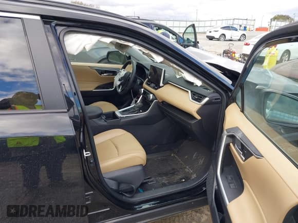 ✅ 2024 Toyota RAV4 XLE Premium • VIN: 2T3C1RFV7RW317400 • Lot: 43571076. Wystawiony na IAAI z przebiegiem 20 215 mil. Bezpłatny archiwum sprzedaży aukcyjnych z USA i szczegółowy raport historii pojazdu na DreamBid. Zdjęcie 5.