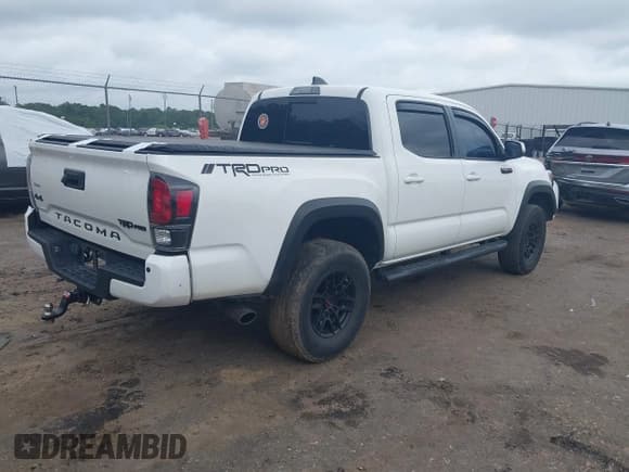 ✅ 2020 Toyota Tacoma SR5 • VIN: 5TFCZ5AN3LX226071 • Lot: 42231420. Wystawiony na IAAI z przebiegiem 62 914 mil. Bezpłatny archiwum sprzedaży aukcyjnych z USA i szczegółowy raport historii pojazdu na DreamBid. Zdjęcie 4.