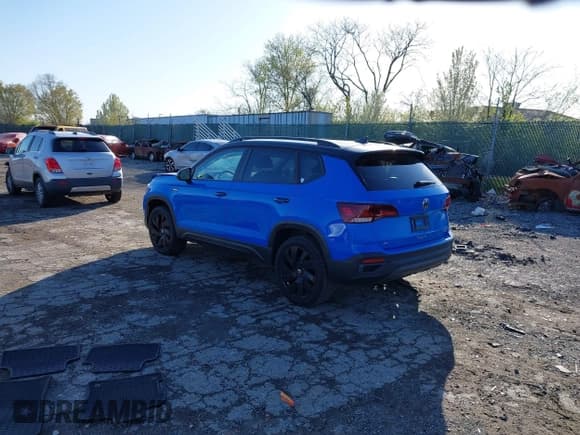 ✅ 2024 Volkswagen Taos SE Black • VIN: 3VVLX7B27RM098018 • Lot: 41990411. Listed on IAAI with 7,265 mi. Free auction sales archive from the USA and detailed vehicle history report at DreamBid. Image 3.