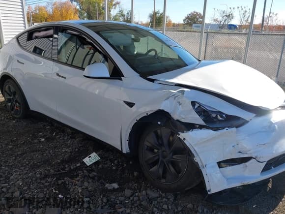 ✅ 2024 Tesla Model Y Long Range • VIN: 7SAYGDEE6RF186297 • Lot: 43597490. Wystawiony na IAAI z przebiegiem Nie podano. Bezpłatny archiwum sprzedaży aukcyjnych z USA i szczegółowy raport historii pojazdu na DreamBid. Zdjęcie 1.