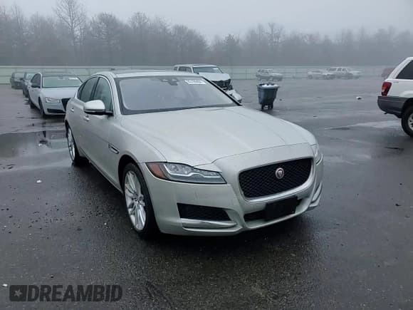 ✅ 2017 Jaguar XF 35t Prestige • VIN: SAJBK4BV7HCY36144 • Lot: 85199484. Wystawiony na Copart z przebiegiem 90 200 mil. Bezpłatny archiwum sprzedaży aukcyjnych z USA i szczegółowy raport historii pojazdu na DreamBid. Zdjęcie 11.