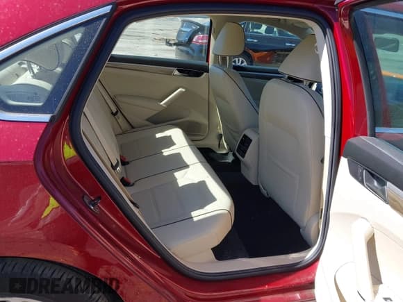 ✅ 2016 Volkswagen Passat SE • VIN: 1VWBT7A36GC040669 • Lot: 43424685. Wystawiony na IAAI z przebiegiem 131 773 mil. Bezpłatny archiwum sprzedaży aukcyjnych z USA i szczegółowy raport historii pojazdu na DreamBid. Zdjęcie 8.