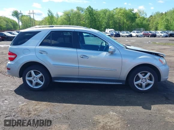 ✅ 2010 Mercedes-Benz M 550 • VIN: 4JGBB7CB7AA560324 • Lot: 42190509. Listed on IAAI with 100,768 mi. Free auction sales archive from the USA and detailed vehicle history report at DreamBid. Image 13.