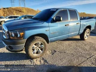 2006 Dodge 1500 SLT z VIN 1D7HU18296S617998, wystawiony jako Copart lot #87463595 z przebiegiem 281 726 mil mil oraz Szkoda całkowita • Salvage title. Historia ofert i sprzedaży dostępna na DreamBid. Obrazek 1.