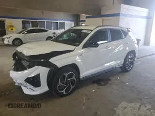 ✅ 2025 Hyundai Kona N Line S • VIN: KM8HBCA36SU196346 • Лот: 81437685. Опубликован ранее на Copart с пробегом 7 937 миль. Бесплатный доступ к архиву аукционных продаж из США и подробный отчёт об истории автомобиля на DreamBid. Изображение 1.