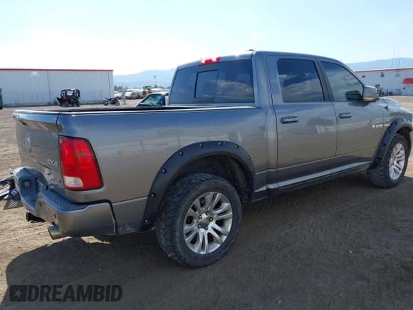 ✅ 2009 Dodge 1500 Laramie • VIN: 1D3HV13T79S824506 • Lot: 42373519. Wystawiony na IAAI z przebiegiem 305 976 mil. Bezpłatny archiwum sprzedaży aukcyjnych z USA i szczegółowy raport historii pojazdu na DreamBid. Zdjęcie 4.