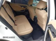 ✅ 2022 Toyota RAV4 Hybrid XLE • VIN: 4T3RWRFV4NU080211 • Lot: 42399810. Wystawiony na IAAI z przebiegiem 101 205 mil. Bezpłatny archiwum sprzedaży aukcyjnych z USA i szczegółowy raport historii pojazdu na DreamBid. Zdjęcie 8.