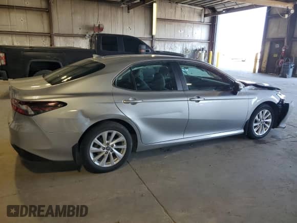 2023 Toyota Camry LE z VIN 4T1C11BK4PU104228, wystawiony jako Copart lot #86298635 z przebiegiem 135 420 mil mil oraz Szkoda całkowita • Salvage title. Historia ofert i sprzedaży dostępna na DreamBid. Obrazek 3.