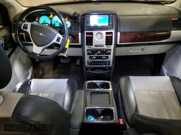 ✅ 2010 Chrysler Town & Country Touring Plus • VIN: 2A4RR8DXXAR403861 • Lot: 90017135. Wystawiony na Copart z przebiegiem 227 568 mil. Bezpłatny archiwum sprzedaży aukcyjnych z USA i szczegółowy raport historii pojazdu na DreamBid. Zdjęcie 8.