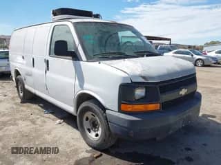 2008 Chevrolet City Express Cargo z VIN 1GCHG35K581154980, wystawiony jako IAAI lot #43317040 z przebiegiem 194 035 mil mil oraz . Historia ofert i sprzedaży dostępna na DreamBid. Obrazek 1.