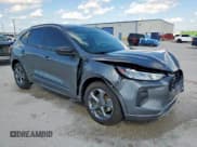 ✅ 2024 Ford Escape ST-Line • VIN: 1FMCU0MN4RUA15724 • Lot: 82097495. Wystawiony na Copart z przebiegiem 39 917 mil. Bezpłatny archiwum sprzedaży aukcyjnych z USA i szczegółowy raport historii pojazdu na DreamBid. Zdjęcie 4.