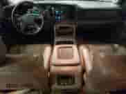 2003 Chevrolet Suburban Z71 z VIN 3GNFK16Z93G197080, wystawiony jako Copart lot #79689684 z przebiegiem 254 809 mil mil oraz Szkoda całkowita • Salvage title. Historia ofert i sprzedaży dostępna na DreamBid. Obrazek 8.