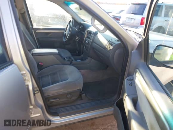 ✅ 2004 Ford Explorer XLT • VIN: 1FMZU73W94UB66449 • Lot: 41939297. Wystawiony na IAAI z przebiegiem 132 143 mil. Bezpłatny archiwum sprzedaży aukcyjnych z USA i szczegółowy raport historii pojazdu na DreamBid. Zdjęcie 5.