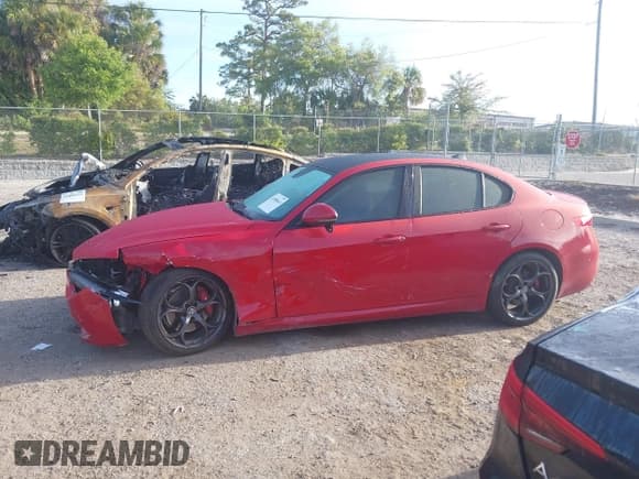 ✅ 2018 Alfa Romeo Giulia Ti • VIN: ZARFAECN2J7587523 • Лот: 41886664. Опубликован ранее на IAAI с пробегом Не указан. Бесплатный доступ к архиву аукционных продаж из США и подробный отчёт об истории автомобиля на DreamBid. Изображение 14.