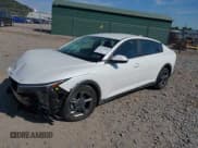 ✅ 2025 Kia K4 LXS • VIN: 3KPFT4DE8SE006296 • Lot: 43173980. Wystawiony na IAAI z przebiegiem 10 645 mil. Bezpłatny archiwum sprzedaży aukcyjnych z USA i szczegółowy raport historii pojazdu na DreamBid. Zdjęcie 2.