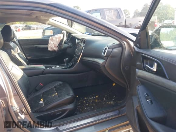 ✅ 2018 Nissan Maxima Platinum • VIN: 1N4AA6AP5JC361715 • Lot: 43021814. Wystawiony na IAAI z przebiegiem 122 665 mil. Bezpłatny archiwum sprzedaży aukcyjnych z USA i szczegółowy raport historii pojazdu na DreamBid. Zdjęcie 5.