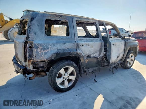 ✅ 2014 Jeep Patriot Latitude • VIN: 1C4NJRFB4ED784537 • Lot: 82477675. Wystawiony na Copart z przebiegiem Nie podano. Bezpłatny archiwum sprzedaży aukcyjnych z USA i szczegółowy raport historii pojazdu na DreamBid. Zdjęcie 3.