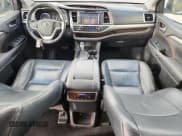 ✅ 2015 Toyota Highlander XLE • VIN: 5TDKKRFH2FS058380 • Lot: 90385265. Wystawiony na Copart z przebiegiem 190 986 mil. Bezpłatny archiwum sprzedaży aukcyjnych z USA i szczegółowy raport historii pojazdu na DreamBid. Zdjęcie 8.