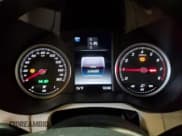 ✅ 2017 Mercedes-Benz C 300 • VIN: WDDWJ4KB2HF370197 • Lot: 85157015. Wystawiony na Copart z przebiegiem 160 603 mil. Bezpłatny archiwum sprzedaży aukcyjnych z USA i szczegółowy raport historii pojazdu na DreamBid. Zdjęcie 9.