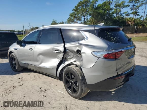 ✅ 2024 Buick Enclave Essence • VIN: 5GAERBKW3RJ107500 • Lot: 82783415. Wystawiony na Copart z przebiegiem 11 697 mil. Bezpłatny archiwum sprzedaży aukcyjnych z USA i szczegółowy raport historii pojazdu na DreamBid. Zdjęcie 2.