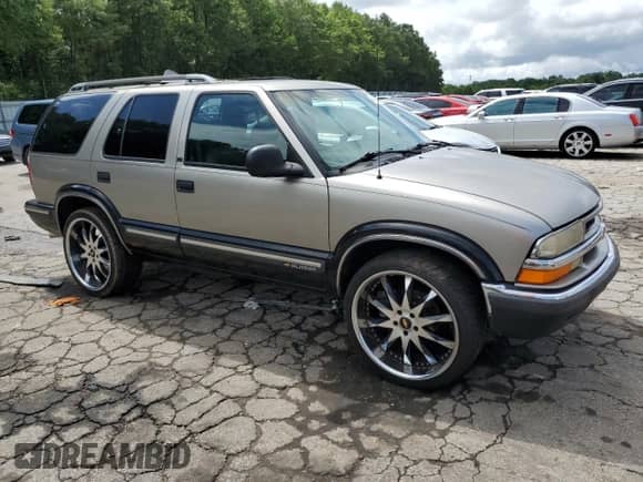 1998 Chevrolet Blazer LS with VIN 1GNCS13W4W2165387, listed as a Copart auction lot 64096254 with 287,101 mi miles and Salvage title. Bid and sale history available at DreamBid. Image 4.