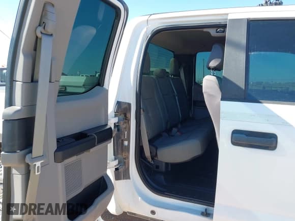 ✅ 2017 Ford F-250 XLT • VIN: 1FT7X2B64HEF20448 • Lot: 43143381. Wystawiony na IAAI z przebiegiem 157 031 mil. Bezpłatny archiwum sprzedaży aukcyjnych z USA i szczegółowy raport historii pojazdu na DreamBid. Zdjęcie 8.