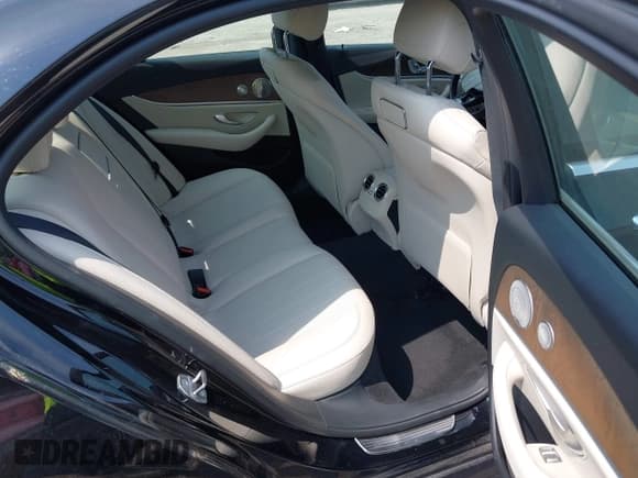 ✅ 2018 Mercedes-Benz E 300 • VIN: WDDZF4KB6JA407950 • Lot: 42492782. Wystawiony na IAAI z przebiegiem 41 351 mil. Bezpłatny archiwum sprzedaży aukcyjnych z USA i szczegółowy raport historii pojazdu na DreamBid. Zdjęcie 8.