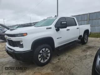 ✅ 2024 Chevrolet Silverado 2500HD Custom • VIN: 2GC4YME72R1211032 • Lot: 69109005. Wystawiony na Copart z przebiegiem 9 099 mil. Bezpłatny archiwum sprzedaży aukcyjnych z USA i szczegółowy raport historii pojazdu na DreamBid. Zdjęcie 1.