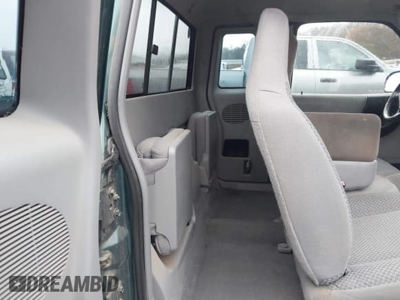 ✅ 1999 Ford Ranger XL • VIN: 1FTYR14V5XTA02002 • Lot: 43793464. Wystawiony na IAAI z przebiegiem 174 541 mil. Bezpłatny archiwum sprzedaży aukcyjnych z USA i szczegółowy raport historii pojazdu na DreamBid. Zdjęcie 8.