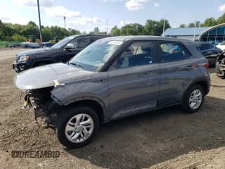 ✅ 2022 Hyundai Venue SE • VIN: KMHRB8A3XNU164506 • Lot: 68160304. Wystawiony na Copart z przebiegiem 5 740 mil. Bezpłatny archiwum sprzedaży aukcyjnych z USA i szczegółowy raport historii pojazdu na DreamBid. Zdjęcie 1.