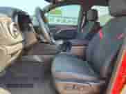 2024 Chevrolet Colorado 4WD Z71 z VIN 1GCPTDEK9R1320416, wystawiony jako Copart lot #69980585 z przebiegiem 6 978 mil mil oraz Szkoda całkowita • Salvage title. Historia ofert i sprzedaży dostępna na DreamBid. Obrazek 7.