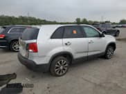 ✅ 2012 Kia Sorento LX • VIN: 5XYKT3A15CG203599 • Lot: 86654995. Wystawiony na Copart z przebiegiem Nie podano. Bezpłatny archiwum sprzedaży aukcyjnych z USA i szczegółowy raport historii pojazdu na DreamBid. Zdjęcie 3.