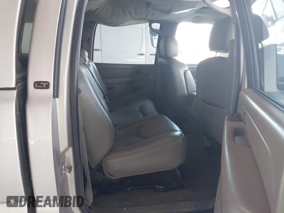 ✅ 2006 Chevrolet Silverado 2500HD LT1 • VIN: 1GCHK23U06F103383 • Лот: 43121005. Опубликован ранее на IAAI с пробегом 302 231 миль. Бесплатный доступ к архиву аукционных продаж из США и подробный отчёт об истории автомобиля на DreamBid. Изображение 8.