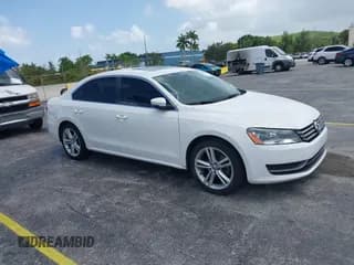 ✅ 2014 Volkswagen Passat SE • VIN: 1VWBS7A30EC108934 • Lot: 42833427. Wystawiony na IAAI z przebiegiem 152 298 mil. Bezpłatny archiwum sprzedaży aukcyjnych z USA i szczegółowy raport historii pojazdu na DreamBid. Zdjęcie 1.