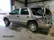 2001 Chevrolet Blazer LT z VIN 1GNDT13W412179364, wystawiony jako Copart lot #83829294 z przebiegiem 244 002 mil mil oraz Szkoda całkowita • Salvage title. Historia ofert i sprzedaży dostępna na DreamBid. Obrazek 2.